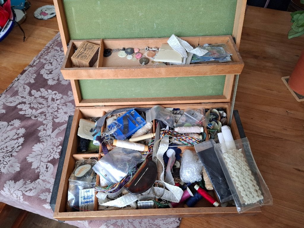 Kist met knopen, garen ect., Ophalen of Verzenden, Gebruikt, Onderdeel of Toebehoren