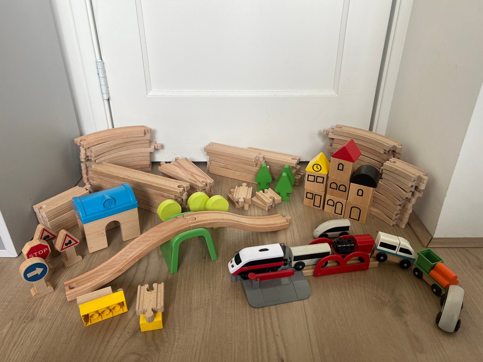 Houten treinbaan (incl locomotief) 66 houten treinbaandelen, Kinderen en Baby's, Ophalen of Verzenden, Zo goed als nieuw