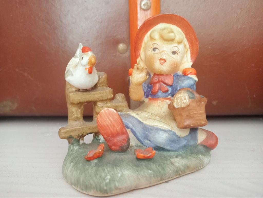 Vintage handgeschilderd beeldje meisje op hek kip jaren 60, Verzamelen, Beelden en Beeldjes, Ophalen of Verzenden, Zo goed als nieuw