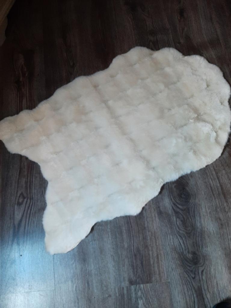 Zacht en comfortabel schapenvacht kleed, Huis en Inrichting, 100 tot 150 cm, Zo goed als nieuw, Overige vormen, Crème