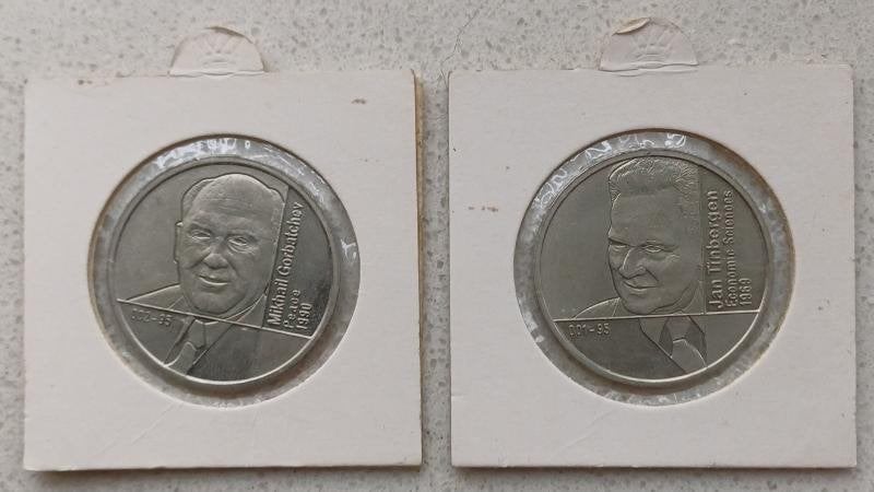 2 Medailles jan tinbergen en mikhal gorbatchev, Ophalen of Verzenden, Overige materialen