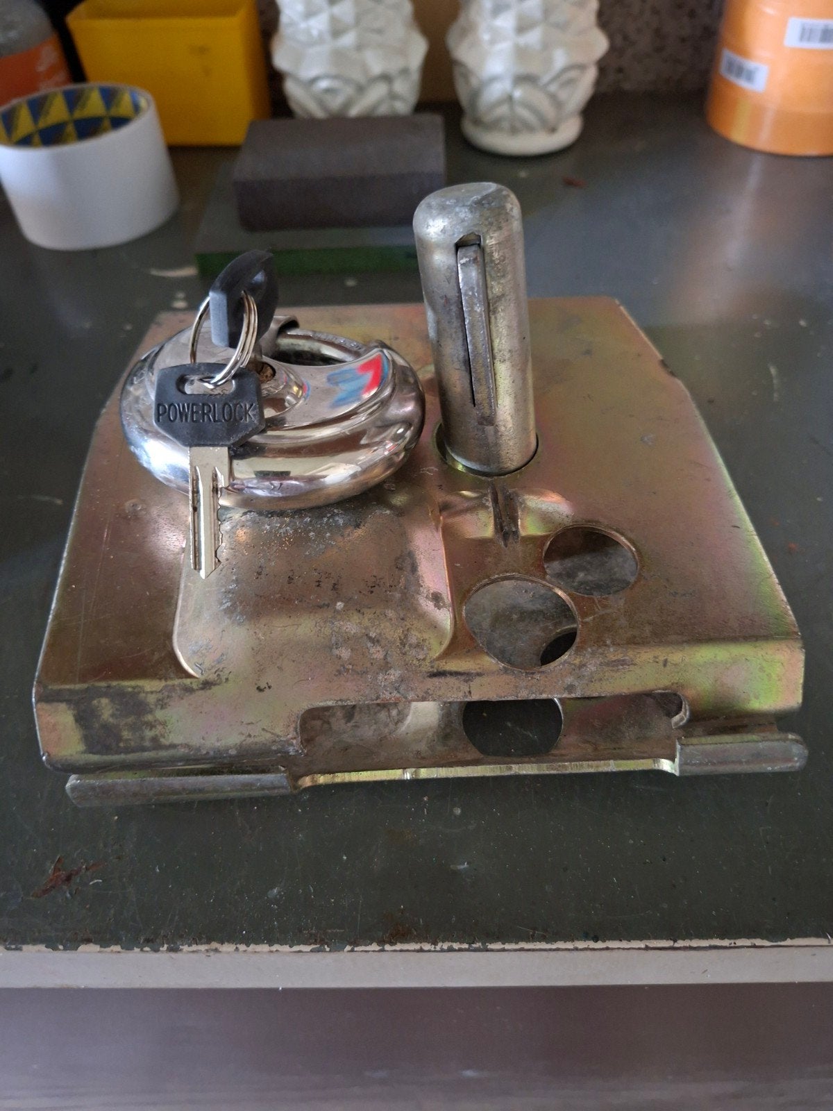 Powerlock hangslot met sleutel en metalen plaat, Ophalen of Verzenden, Gebruikt, IJzer, Slot