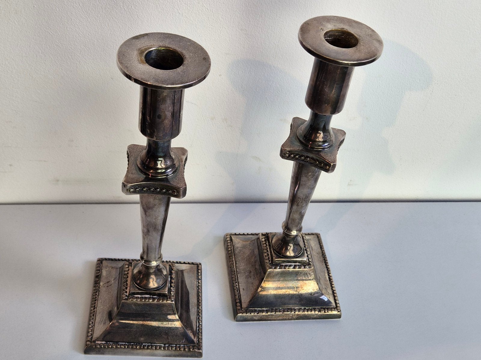 Twee verzilverde kaarsenstandaarden - 23 cm hoog, Antiek en Kunst, Antiek | Kandelaars, Ophalen of Verzenden
