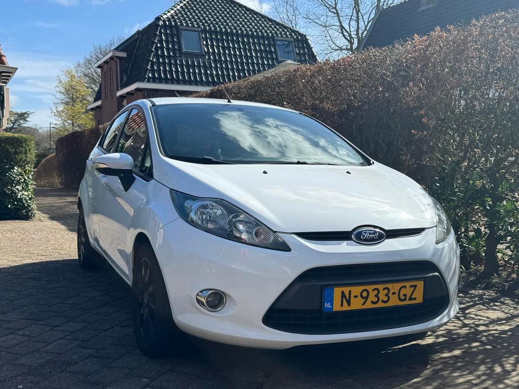 Ford Fiësta 1.25 60KW 5DR 2012 Wit nieuwe APK, Voorwielaandrijving, Stof, Wit, Handgeschakeld