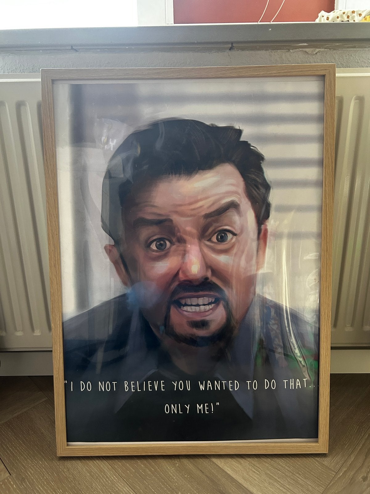 Ricky Gervais / The Office poster in lijst David Brent, Huis en Inrichting, Ophalen, 50 – 75, Gebruikt, Foto of Poster