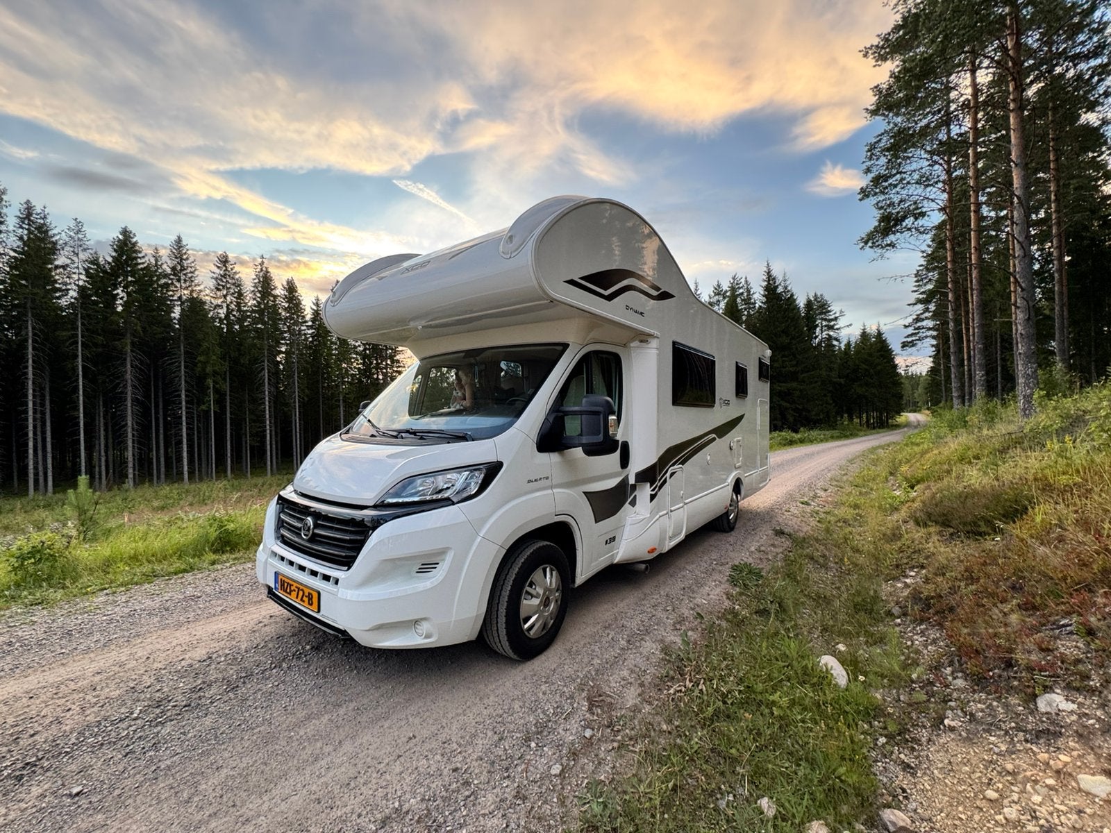 Zeer nette gezinscamper uit 2020, Caravans en Kamperen, Campers, Alkoof, Ringverwarming, Koelkast, Handgeschakeld