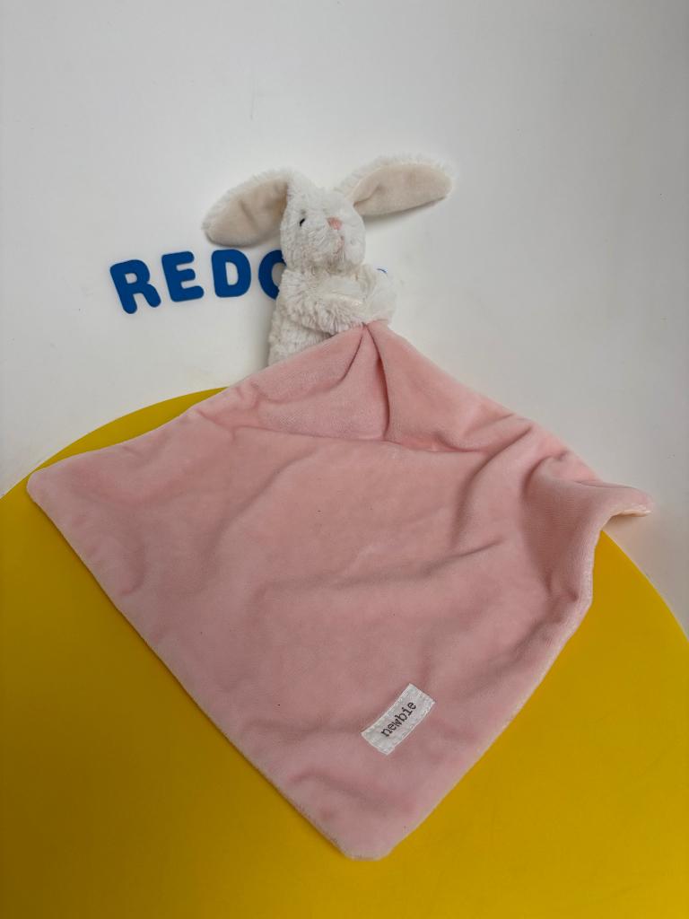 539 newbie konijn konijntje met roze doekje, Kinderen en Baby's, Ophalen of Verzenden, Zo goed als nieuw, Overige typen