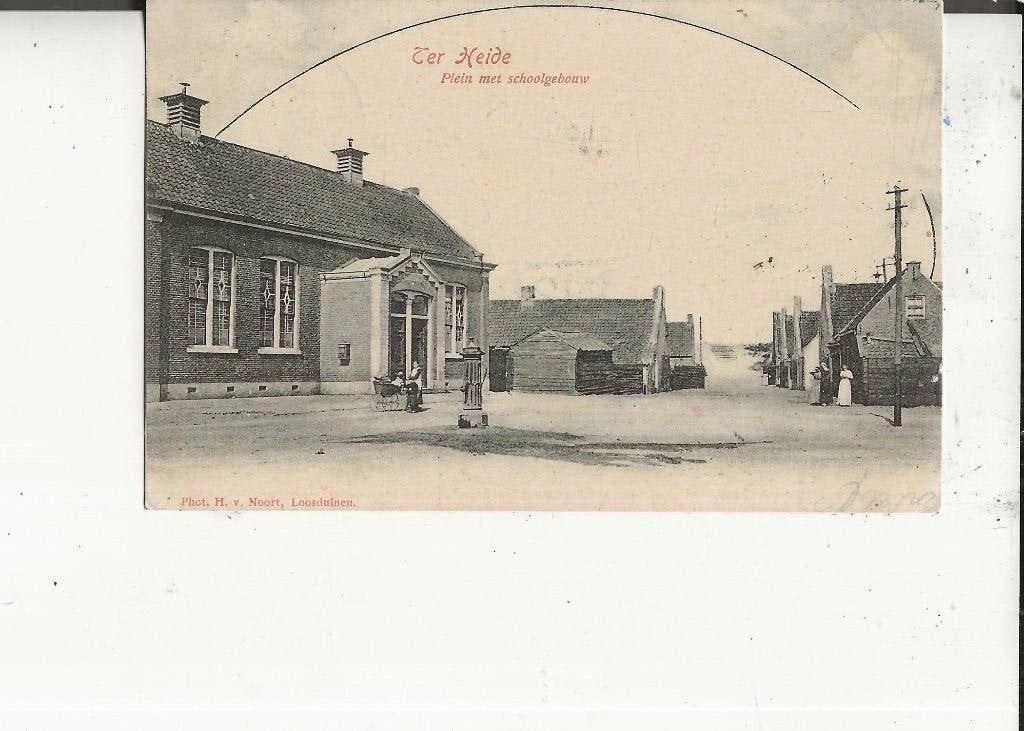 ter Heijd aan Zee Plein met schoolgebouw en dorpspomp 1902, Ophalen of Verzenden, Voor 1920, Gelopen, Zuid-Holland