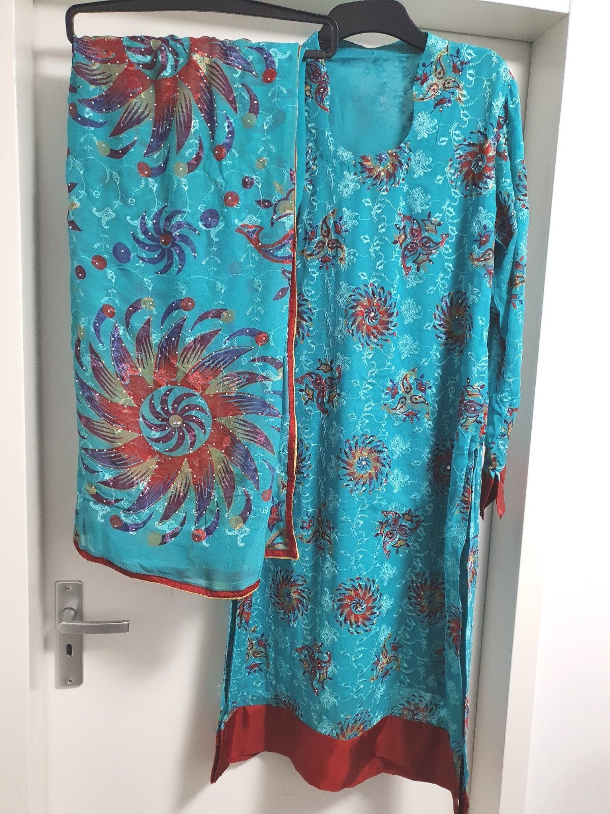 Turquoise Indiase Salwar Kameez met borduursel en steentjes, Meerkleurig, Ophalen of Verzenden, Maat 36 (S), Onbekend