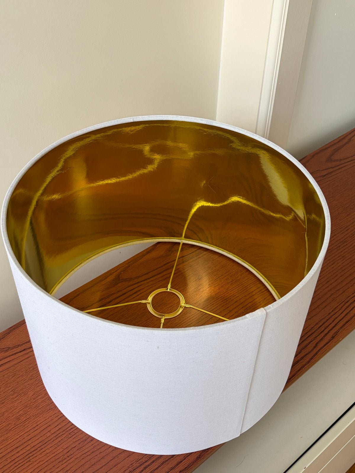 Witte lampenkap met gouden binnenkant - 38 cm diameter, Huis en Inrichting, Lampen | Lampenkappen, Ophalen, Wit, Rond, Zo goed als nieuw