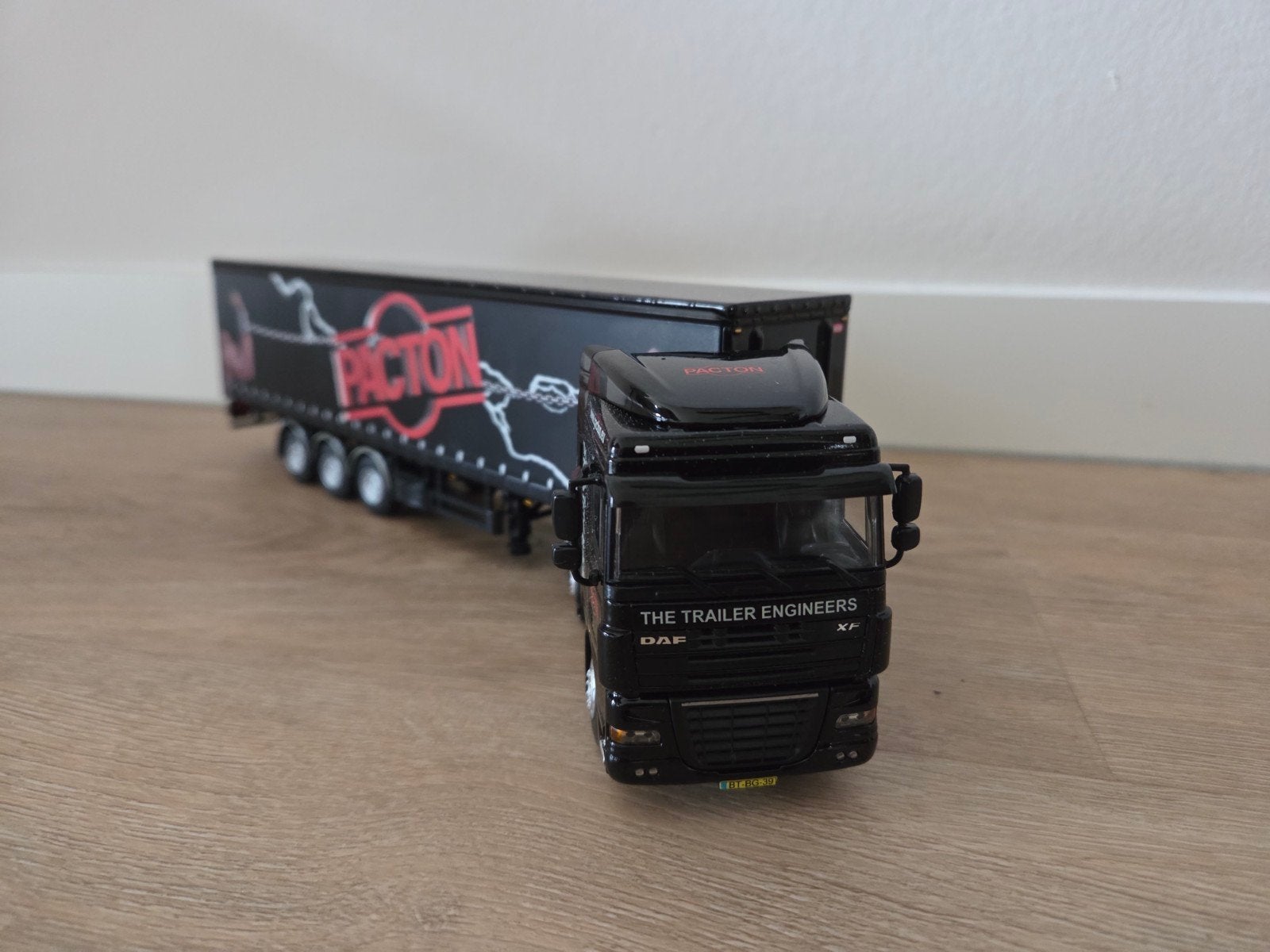WSI DAF XF 105 Space Cab Pacton trailers ( Toscon ), Hobby en Vrije tijd, Modelauto's | 1:50, Ophalen of Verzenden, Zo goed als nieuw