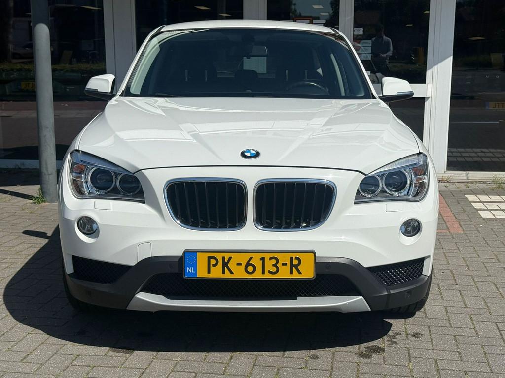BMW X1 SDrive18d Business Automaat | Leder | Navi, Auto's, BMW, Euro 5, Achterwielaandrijving, Zwart, Wit