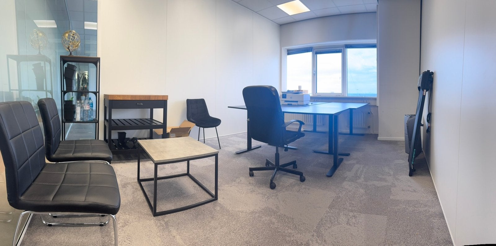 Kantoormeubels, bureaus, salontafel, bureaustoel, keukenblok, Ophalen, Zo goed als nieuw