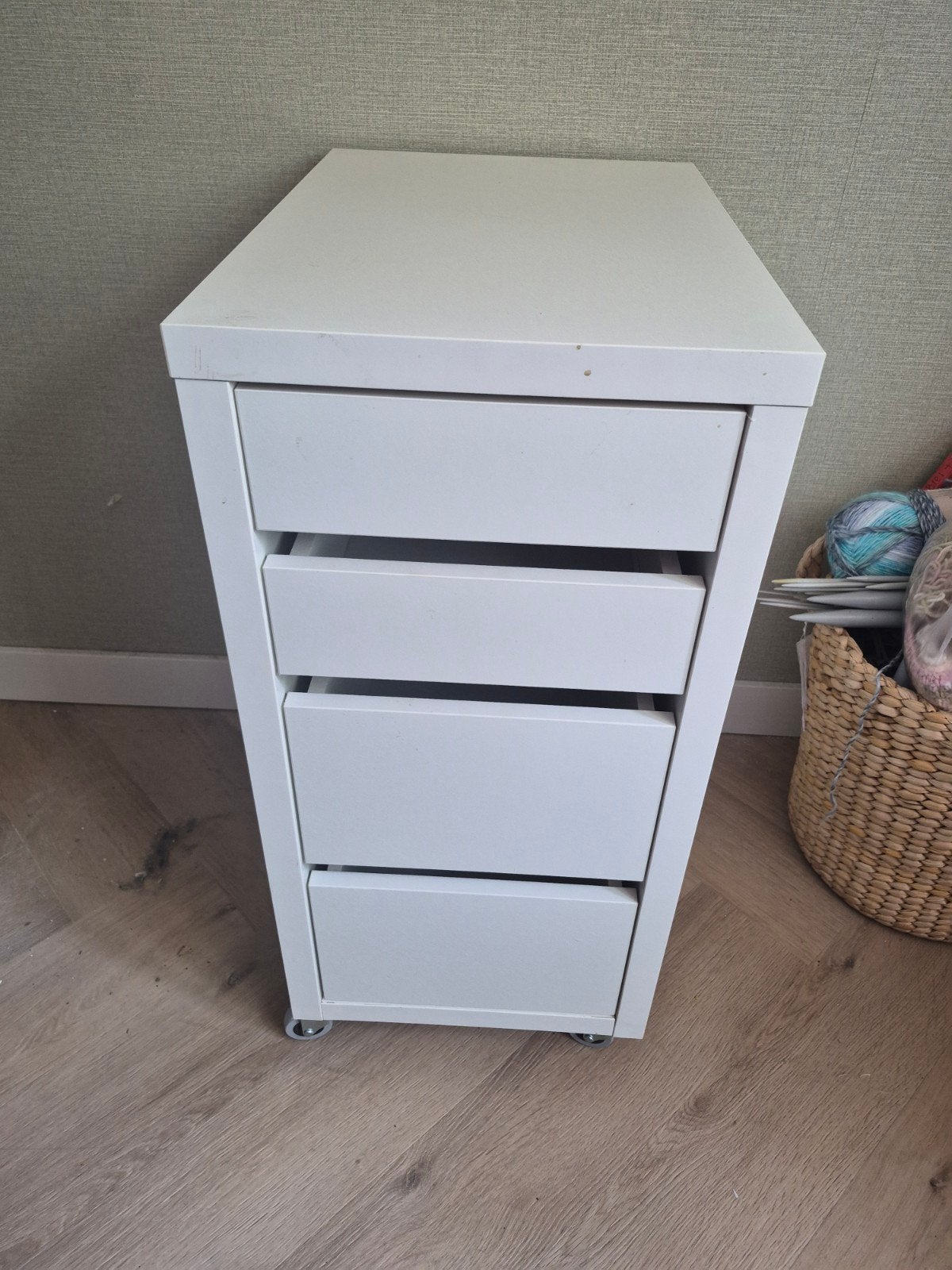 IKEA Micky ladekast op wielen - wit, Huis en Inrichting, Kasten | Ladekasten, Overige materialen, Minder dan 50 cm, Gebruikt, Modern, Functioneel