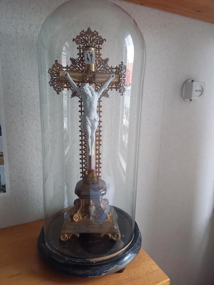 antiek kruisigingsbeeld onder idem stolp, Ophalen of Verzenden