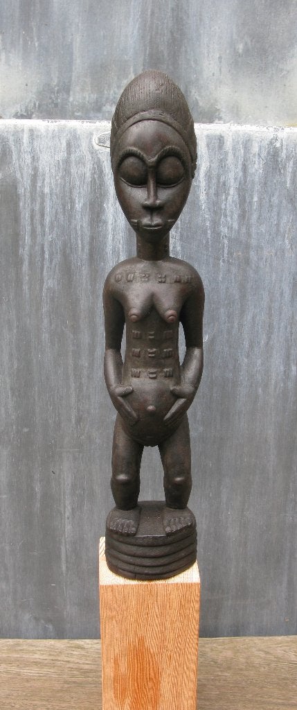 BEELD VROUW BAULE-VOLK IVOORKUST OP SOKKEL, Hout, Bruin, Afrika, 39 cm