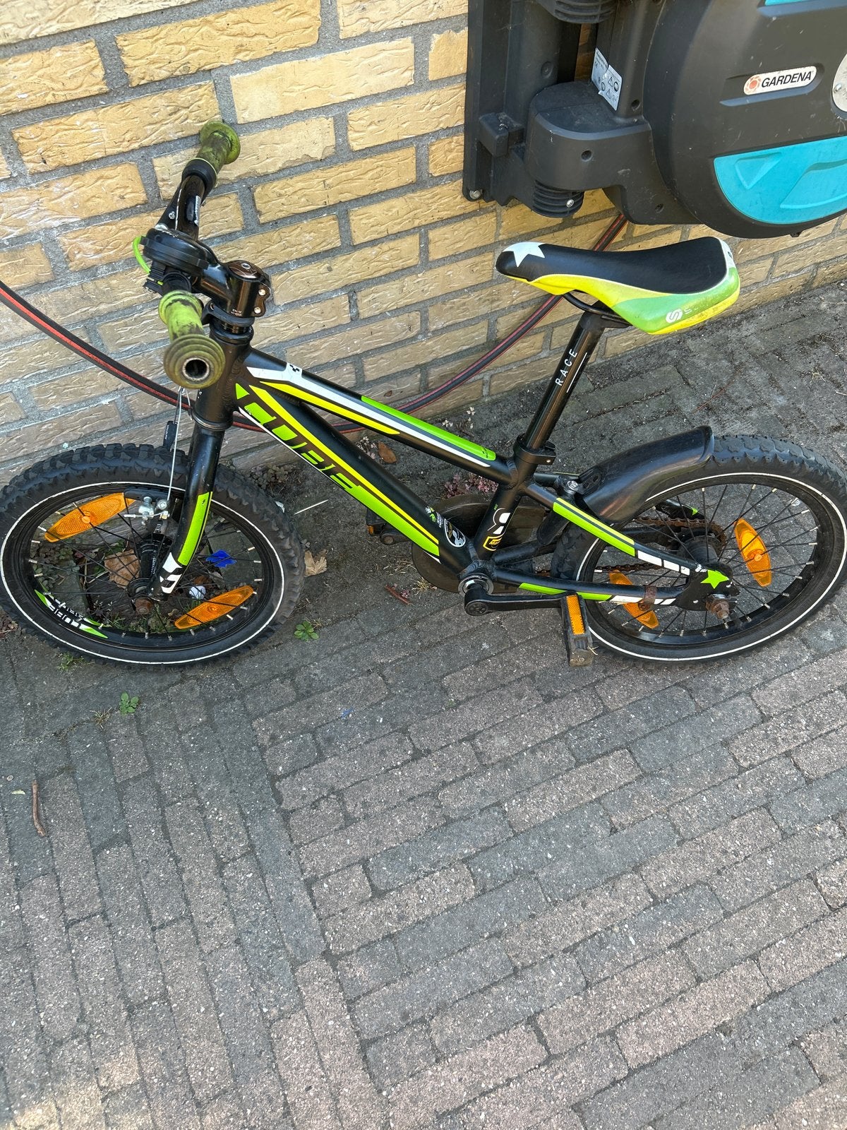 Cube Race 160 kinderfiets - Zwart/Groen, Ophalen, Gebruikt, Velgrem, 16 tot 20 inch