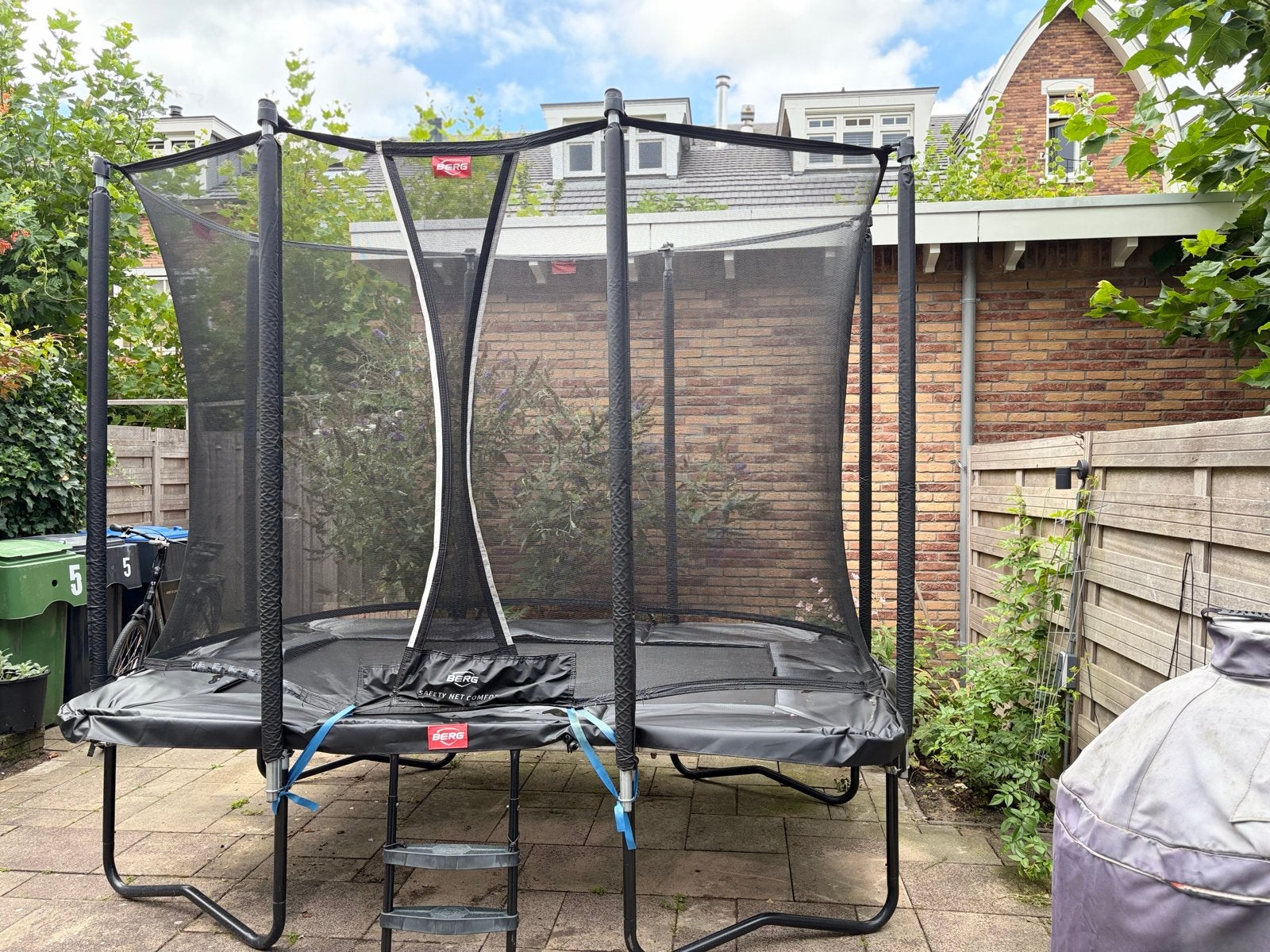 Berg trampoline 3x2m met veiligheidsnet en trapje, Ophalen, Gebruikt