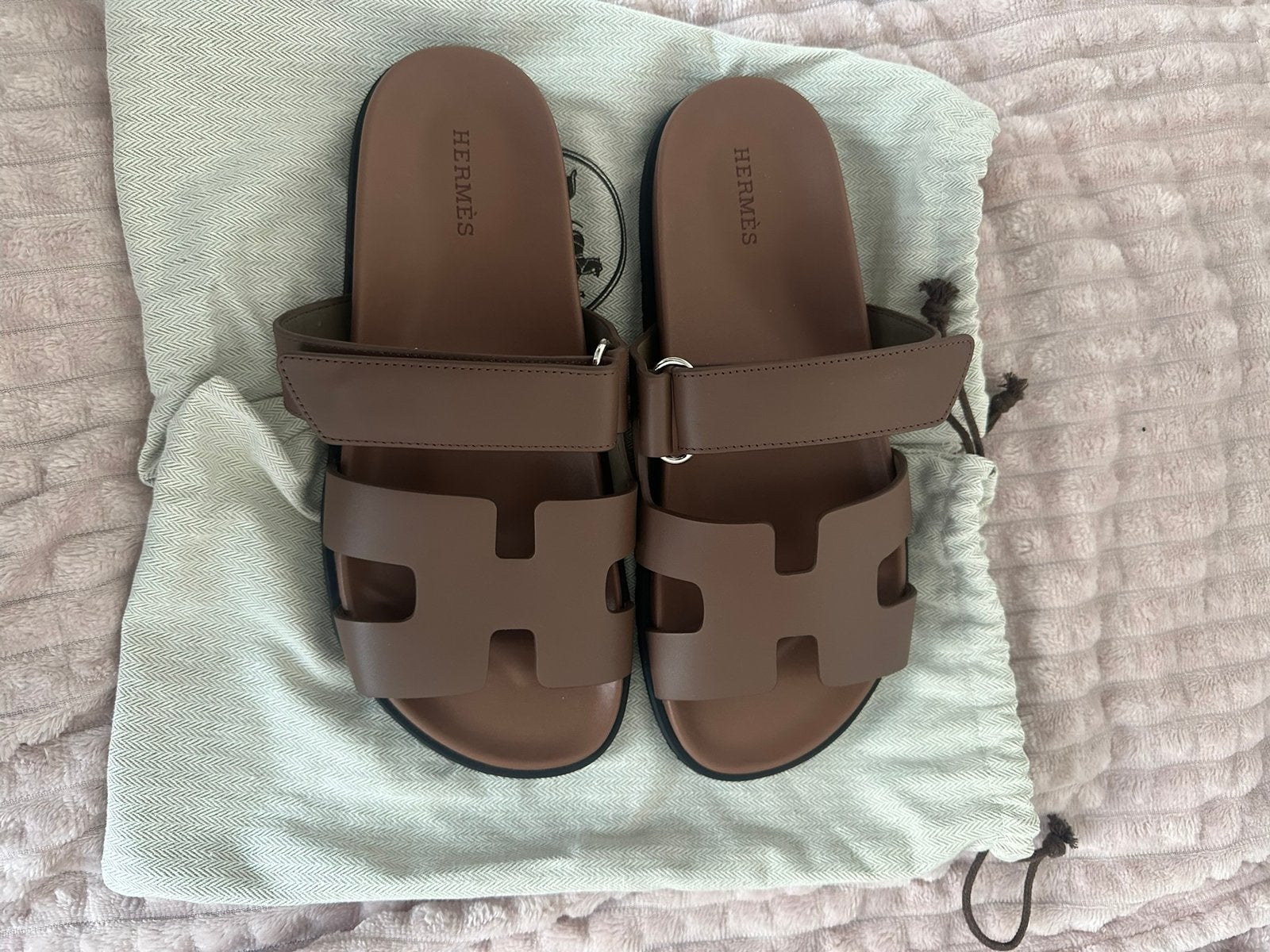 Hèrmes Chypre Slippers Nieuw Alle Kleuren | 36 - 45, Kleding | Dames, Schoenen, Ophalen of Verzenden, Nieuw, Slippers