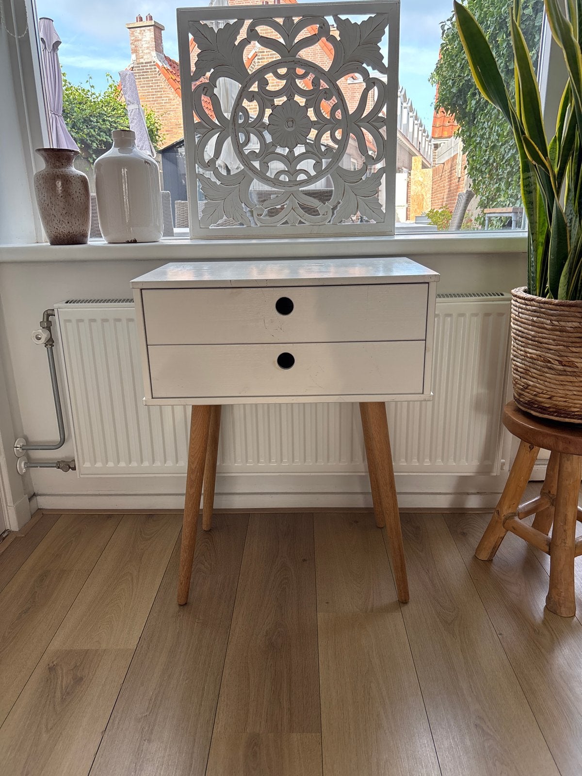 Modern wit nachtkastje met houten poten, Minder dan 55 cm, Gebruikt, Rechthoekig, Hout
