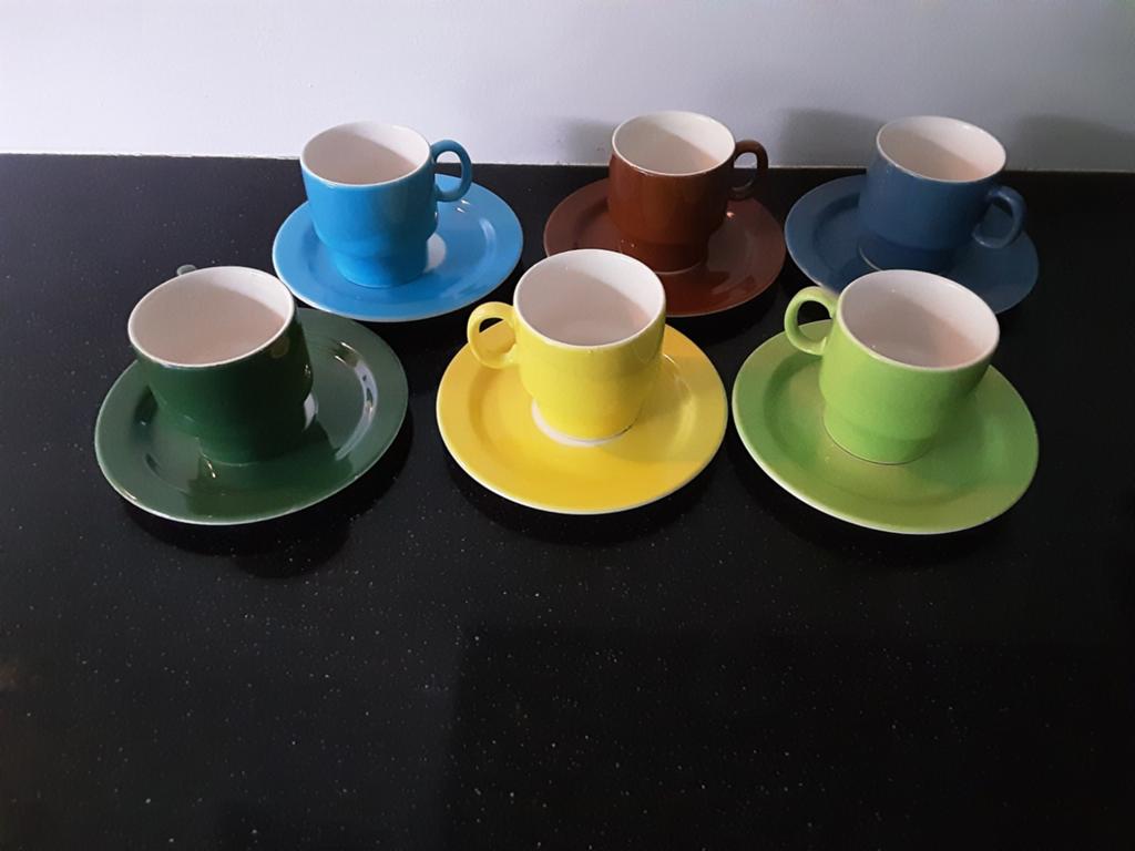 Retro Pagnossin koffiekopjes met schotel - Diverse kleuren, Gebruikt, Keramiek, Ophalen of Verzenden, Overige stijlen