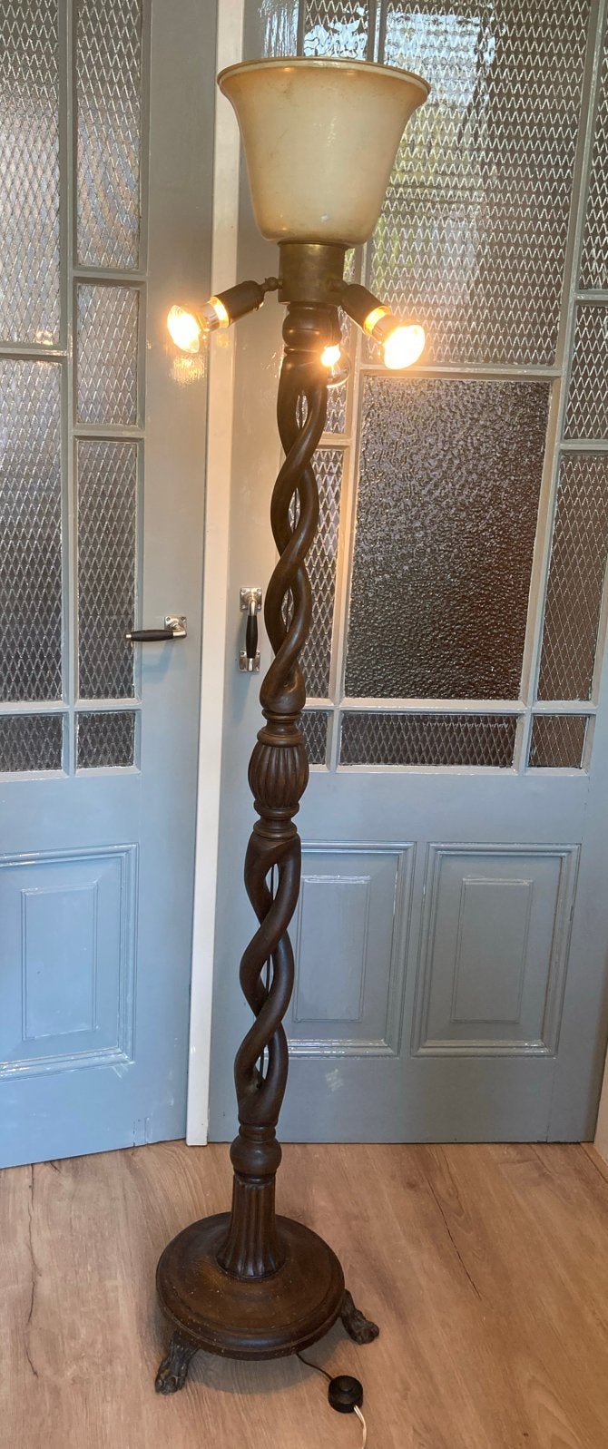 Antieke houten vloerlamp met gedraaide zuil en klauwpoten, Ophalen