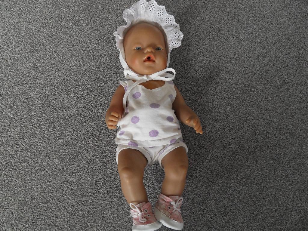 Pop 42 cm. met kleertjes enz. Foto 10 scheurtje in nek., Ophalen of Verzenden, Gebruikt, Barbie
