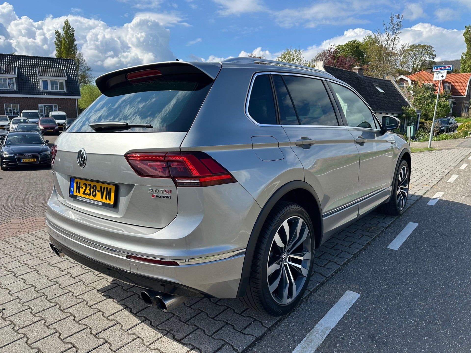 Volkswagen Tiguan 2.0 TSI 4Motion Highline R-Line, Panorama,, Auto's, Gebruikt, 4 cilinders, 2500 kg, Leder