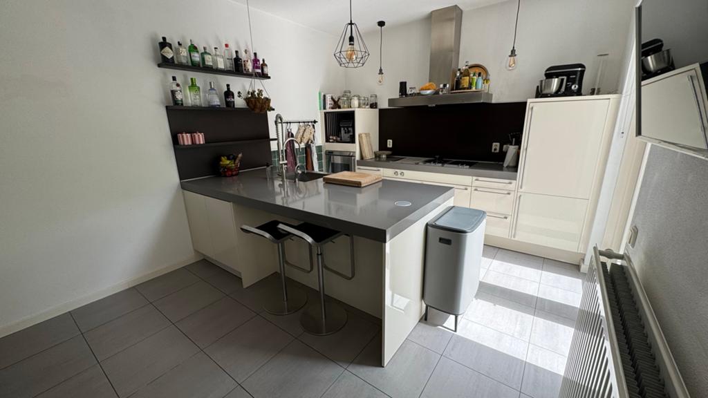 Moderne keuken met eiland en apparatuur (incl. bijkeuken), Huis en Inrichting, Keuken | Complete keukens, Ophalen, Gebruikt, Wit