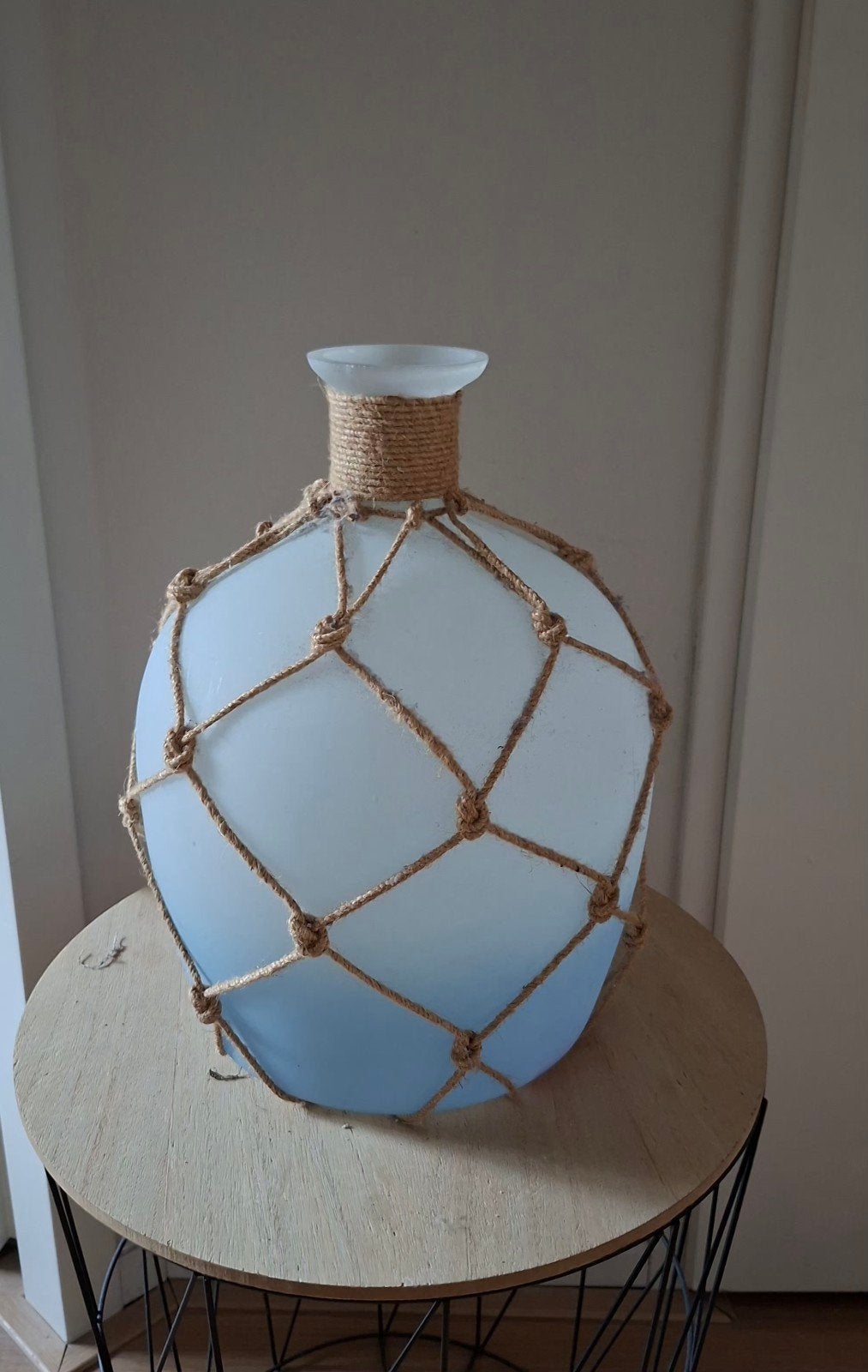 Decoratieve glazen vaas met touwnet, Ophalen