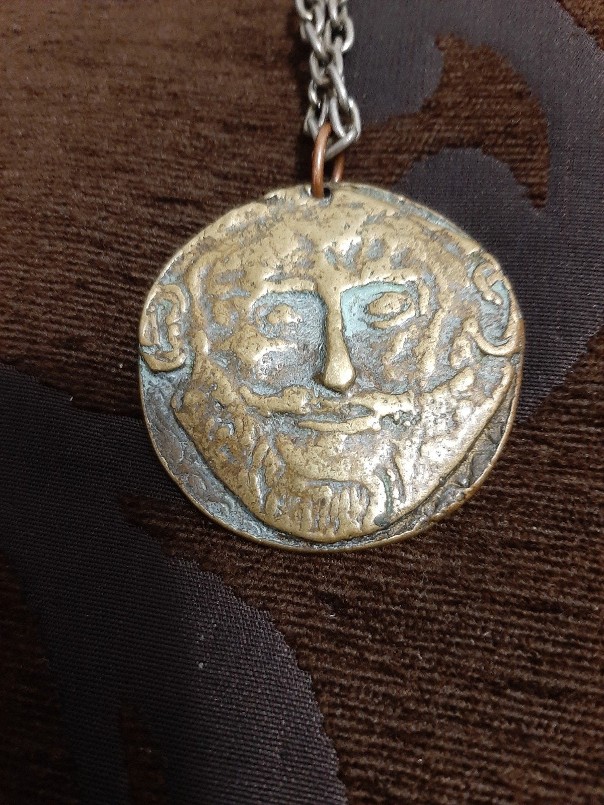 Vintage bronzen hanger met gezicht van oude man en, Gebruikt, Bruin, Ophalen of Verzenden, Overige materialen