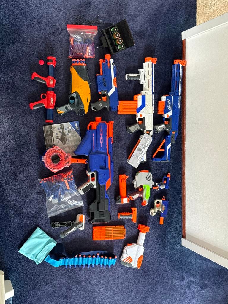Grote Nerf collectie: 8 nerf, accessoires en pijltjes, Ophalen, Zo goed als nieuw