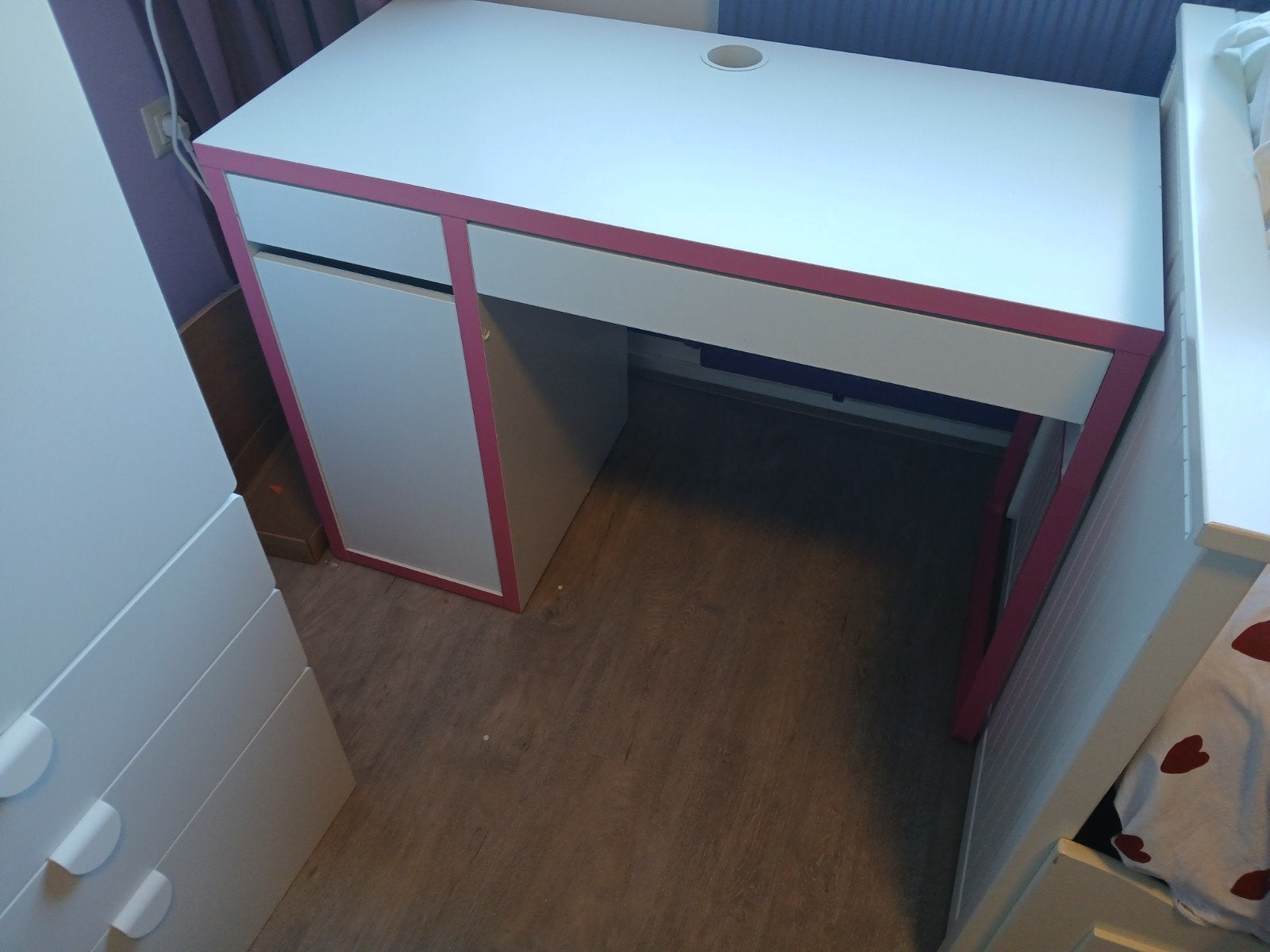 IKEA Micke Kinderbureau roze met wit, Huis en Inrichting, Bureaus, Ophalen, Gebruikt, Roze, Kinderbureau