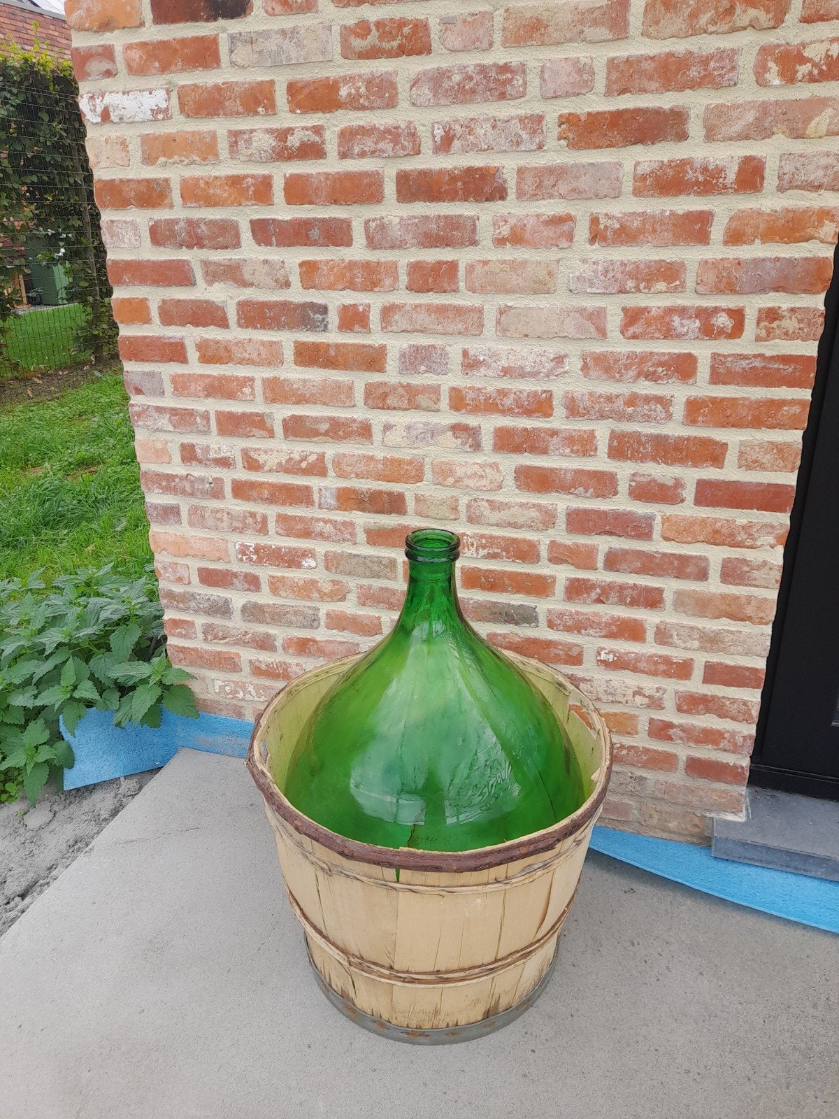 Grote Brocante Vintage Gistfles 65 cm hoog groen met mand, Ophalen