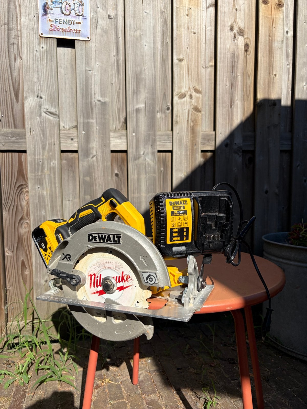 DeWalt DCS570 Cirkelzaag met accu en lader, Gebruikt, Cirkelzaag, 600 tot 1200 watt, Ophalen of Verzenden