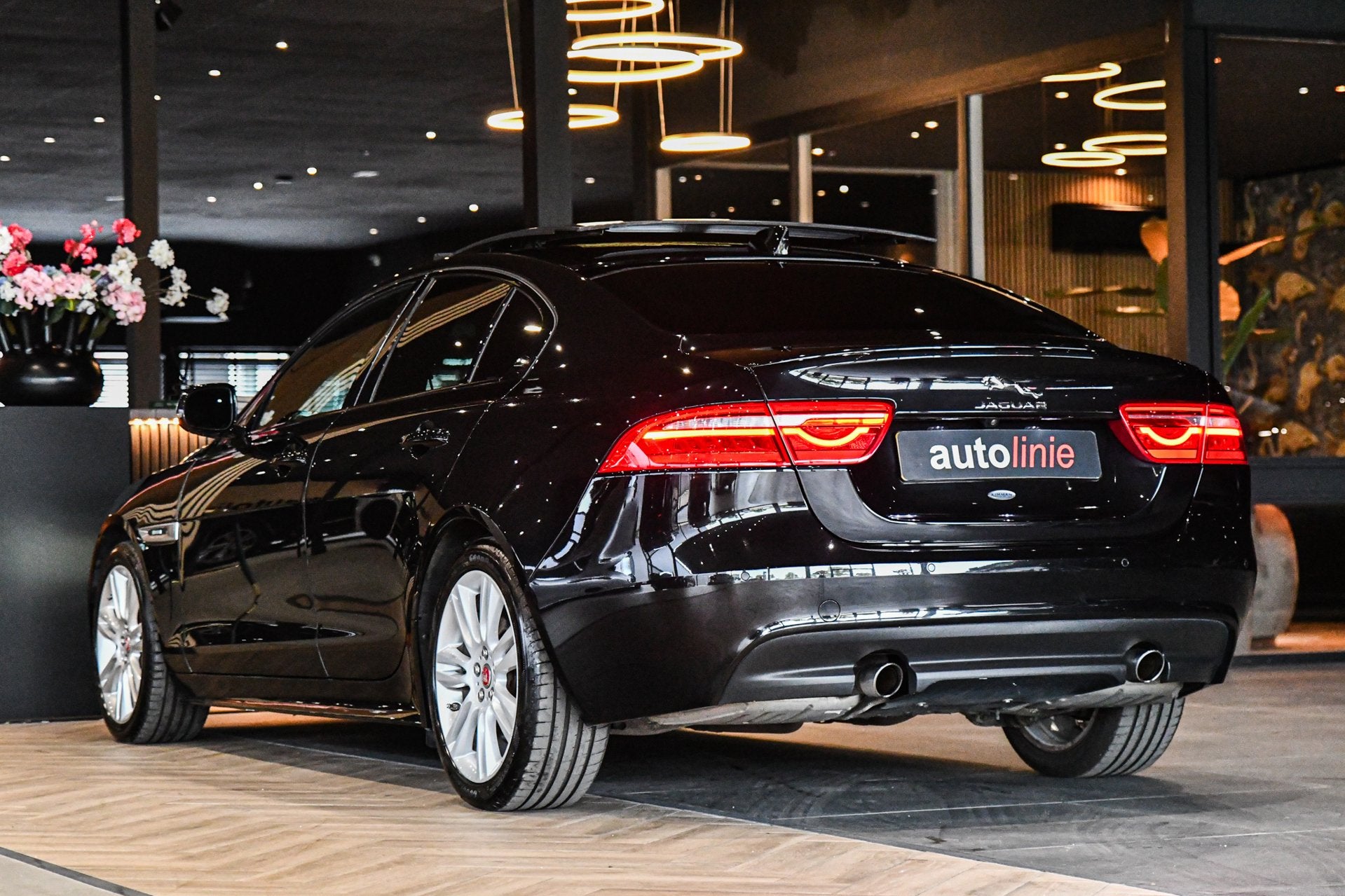 Jaguar XE 2.0 R-Sport, Panorama, Meridian, Leder, Memory, Ca, Auto's, Jaguar, Automaat, Achterwielaandrijving, 4 cilinders, Zwart