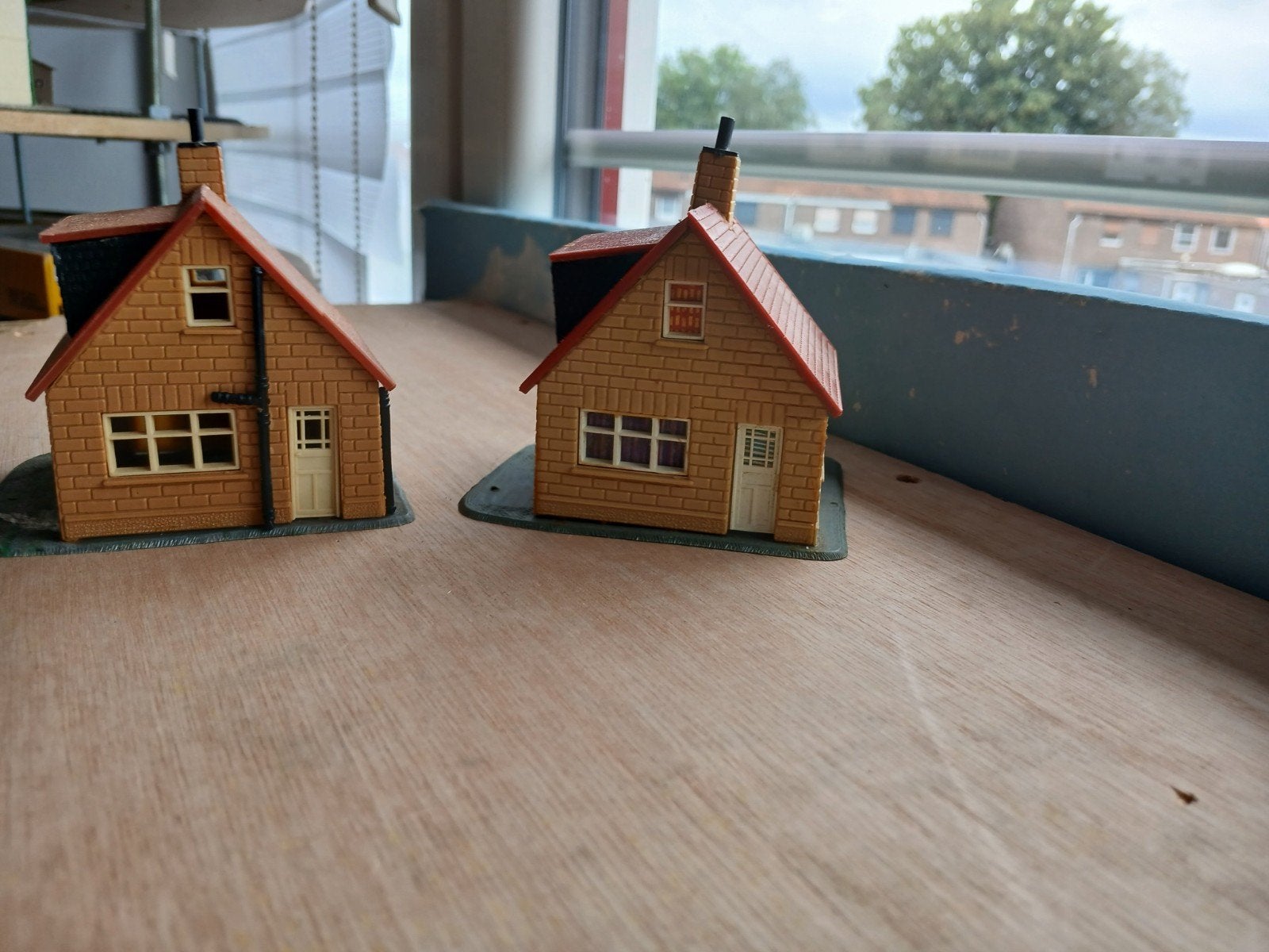 2 Huisjes voor modelspoorbaan - HO schaal, Ophalen of Verzenden, Gebruikt, 1:50 tot 1:144