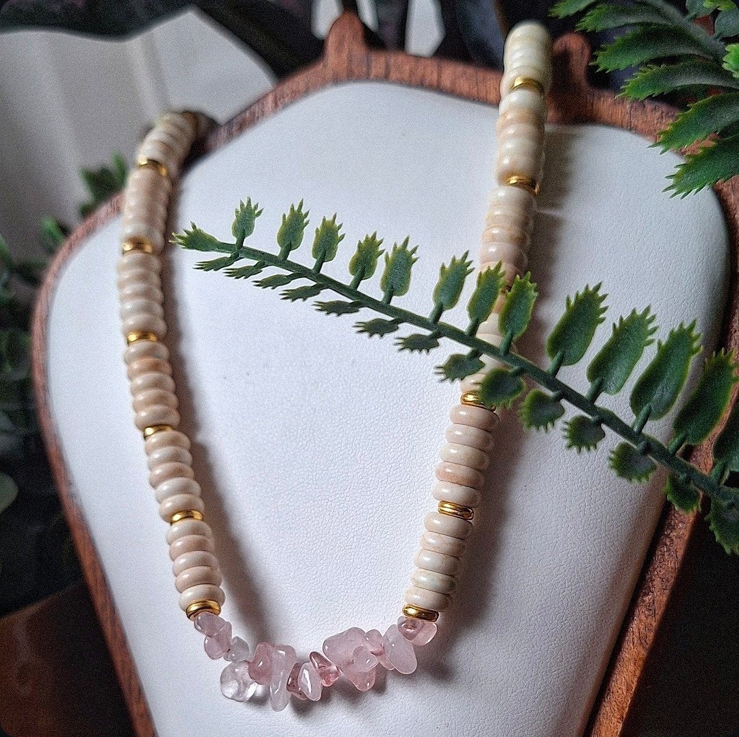 Natuurstenen ketting met witte en roze kralen, Sieraden, Tassen en Uiterlijk, Kettingen, Wit, Nieuw, Ophalen of Verzenden, Steen of Mineraal