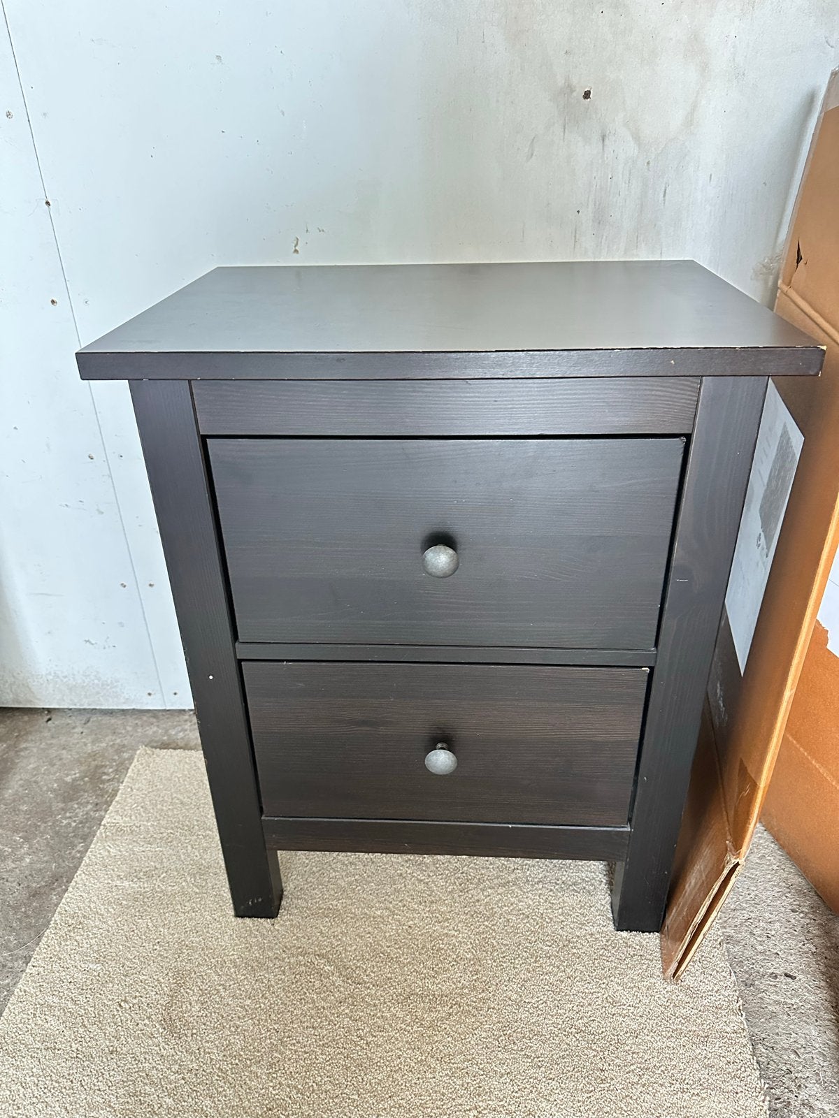Ikea Hemnes donkerbruin nachtkastje met 2 lades, Ophalen, Gebruikt, 55 tot 70 cm, 45 tot 65 cm