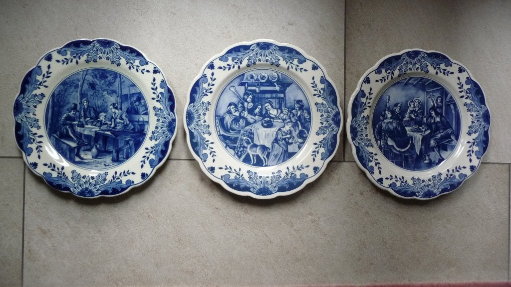 3 Delfts blauw borden met taferelen van Jan Steen, Ophalen of Verzenden