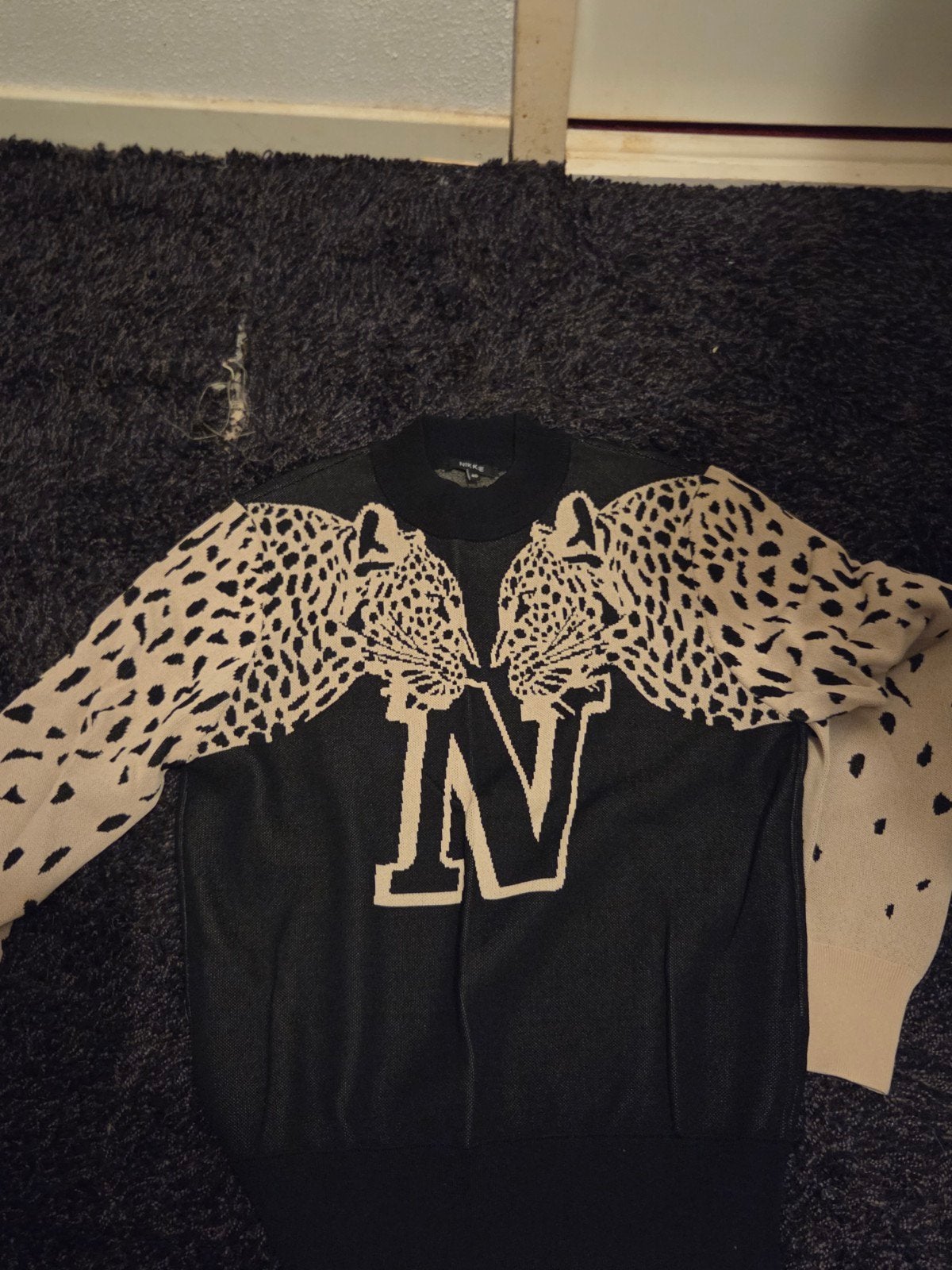 NIKKIE trui met luipaardprint en letter 'N', Maat 38/40 (M), Zwart, Ophalen of Verzenden, Zo goed als nieuw