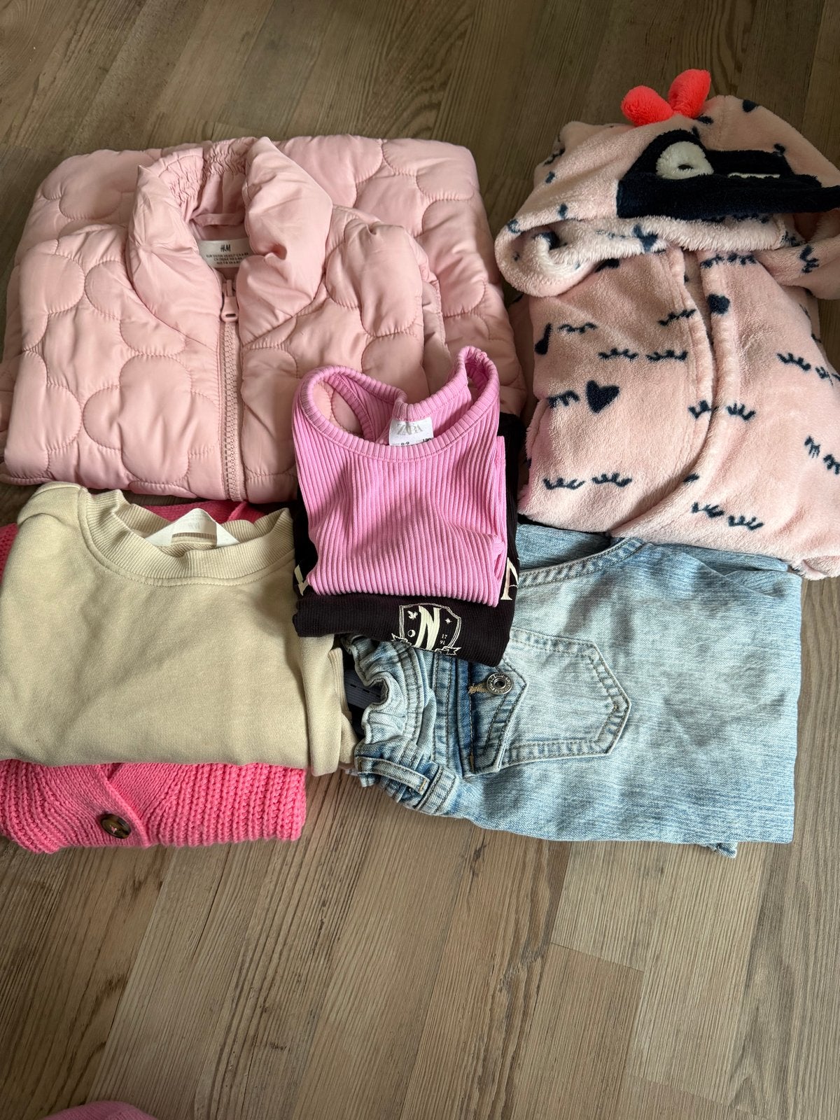 Kledingpakket meisjes 8-9 jaar: o.a. badjas, jeans, tops, Ophalen, Zo goed als nieuw, Maat 128