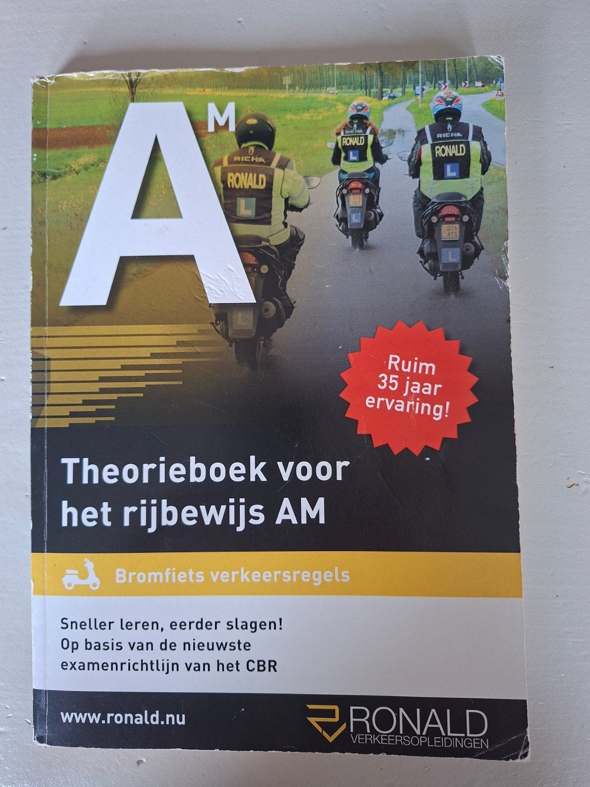 Theorieboek rijbewijs AM - Bromfiets verkeersregels, Ophalen of Verzenden, Zo goed als nieuw, Ronald Verkeersopleidingen