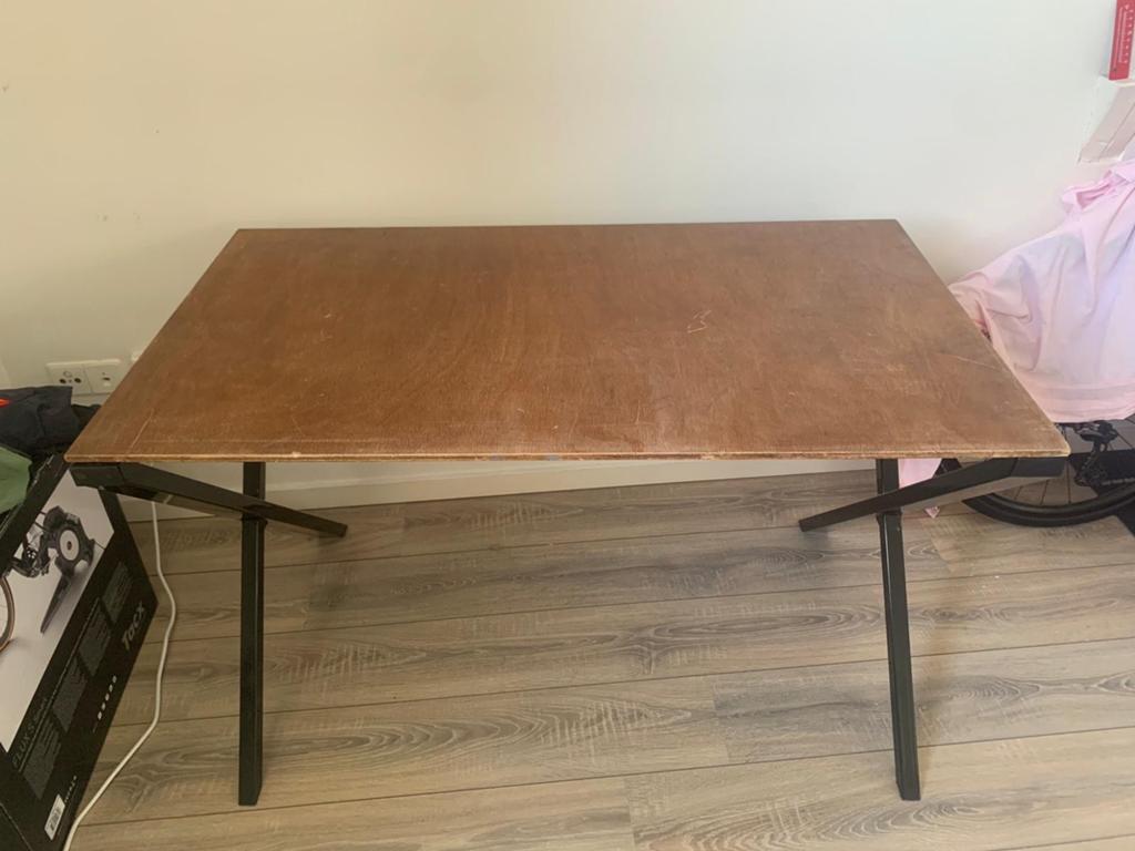 Houten bureau met metalen onderstel, Huis en Inrichting, Bureaus, Demontabel, Gebruikt, Hout, Bruin