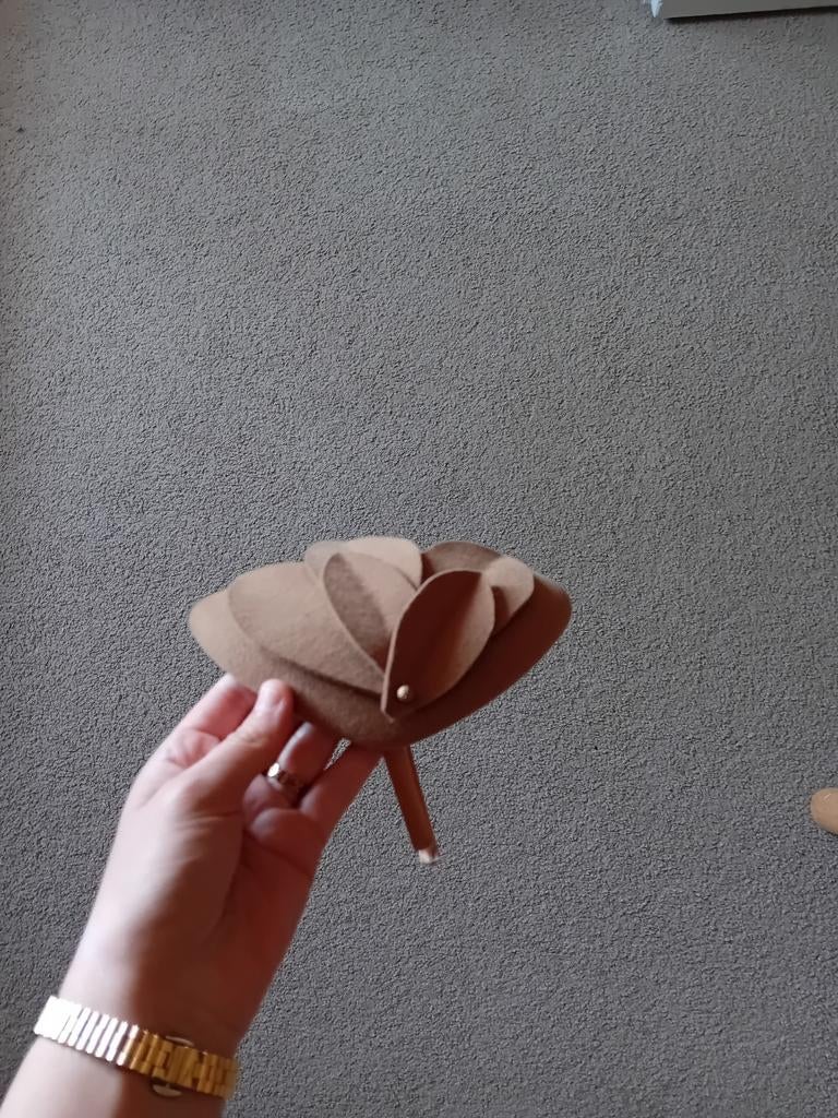 Haarband hoed, dopje taupe/goud, Kleding | Dames, Hoeden en Petten, Ophalen of Verzenden, Zo goed als nieuw, One size fits all
