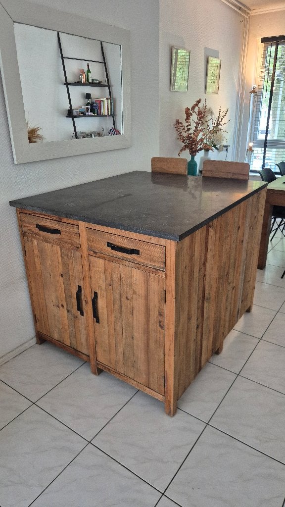Houten keukeneiland / bar met marmeren blad + 2 barkrukken
