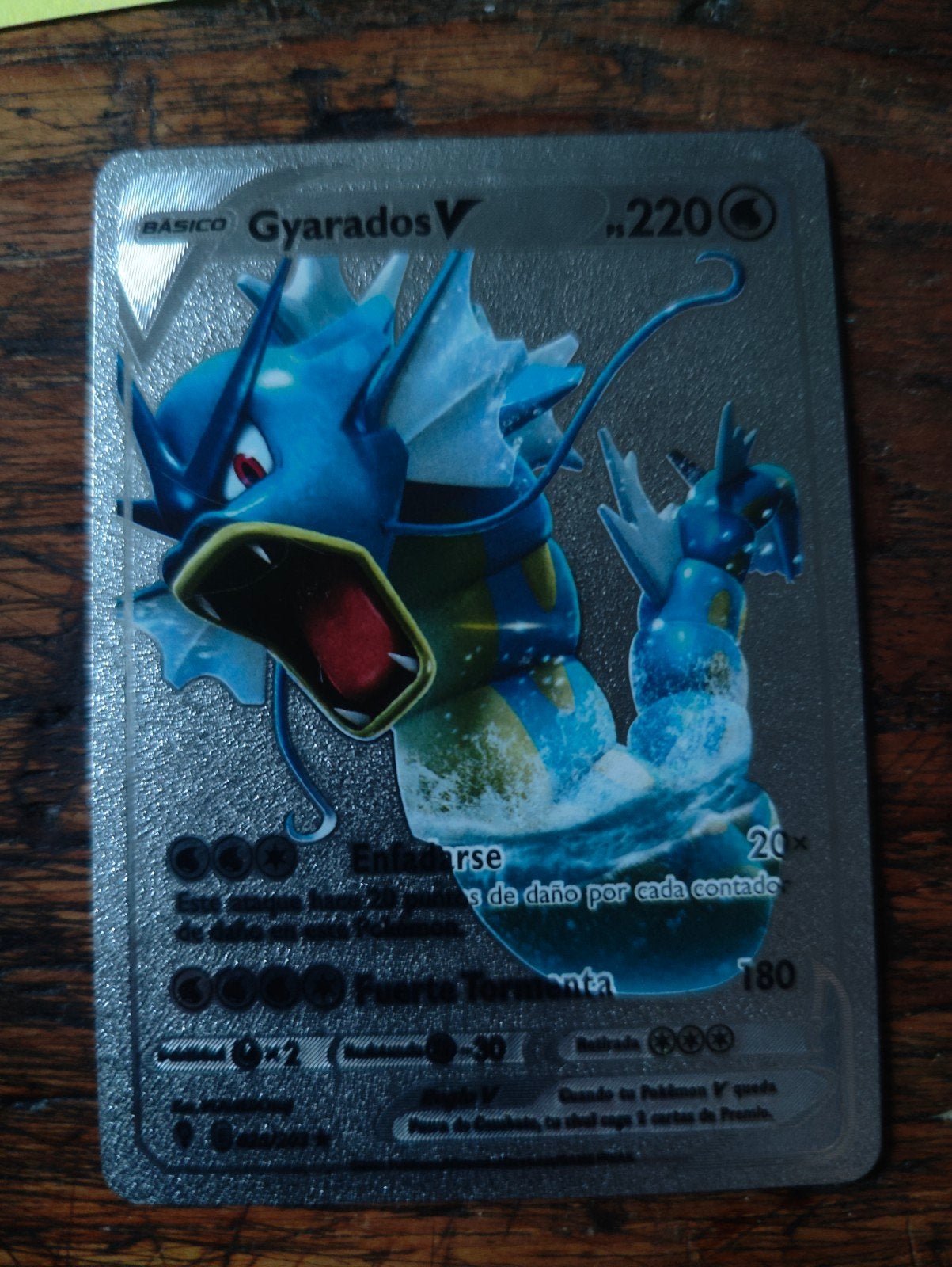 Gyarados V Pokémon Kaart - Zeldzaam Metaal Design, Ophalen of Verzenden, Zo goed als nieuw, Losse kaart, Foil