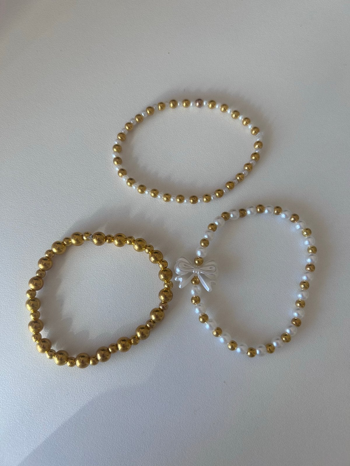 Set van 3 gouden armbanden met parels, Ophalen, Overige materialen, Zo goed als nieuw, Met bedels of kralen