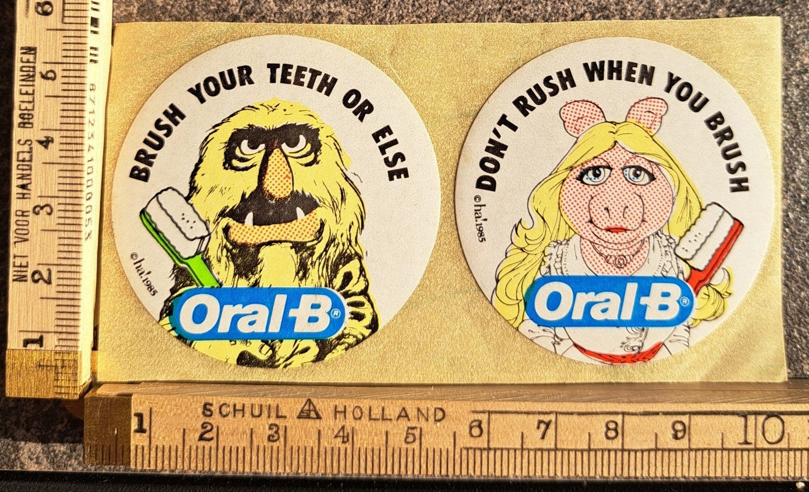 2 vintage stickers Engels Muppet show miss Piggy, Ophalen of Verzenden, Zo goed als nieuw