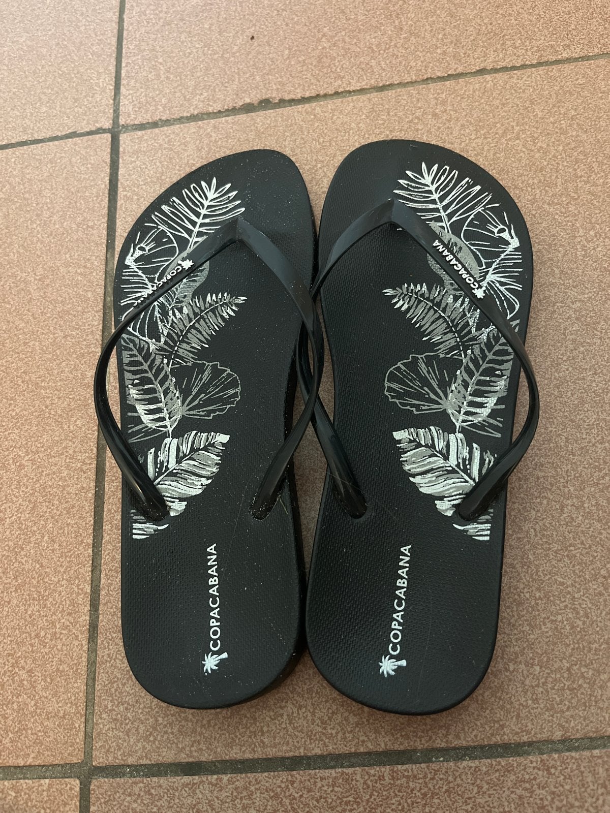 Leuke Copacabana slippers maat 37, Ophalen of Verzenden, Zo goed als nieuw, Zwart, Slippers